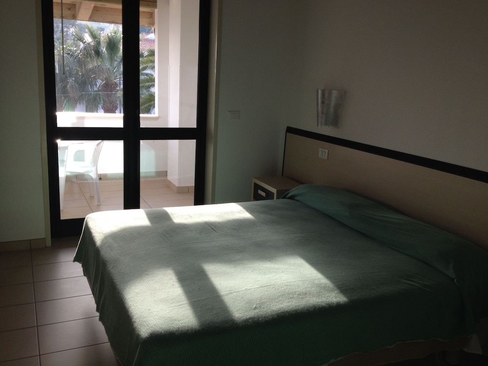 Basic Triple Room, Non Smoking, Ensuite - Photo 4