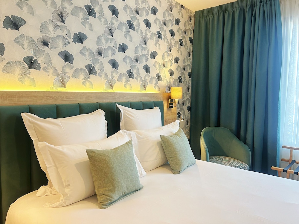 Standard Room, 1 Queen Bed, City View