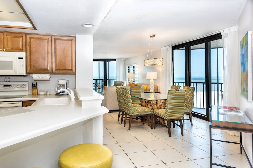 Two Bedroom Condo BEACHFRONT photo 3