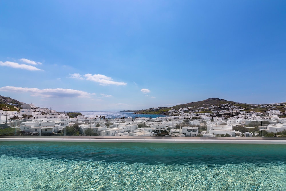 Two-Bedroom Apartment with Large Private Pool and Sea View
