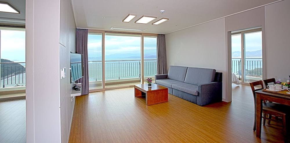Suite (34py Cooking Allowed) - Photo 1