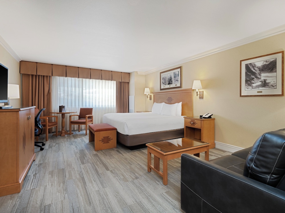 Premium Room, 1 King Bed, Roll-in Shower (Communications, Mobility) - Photo 2