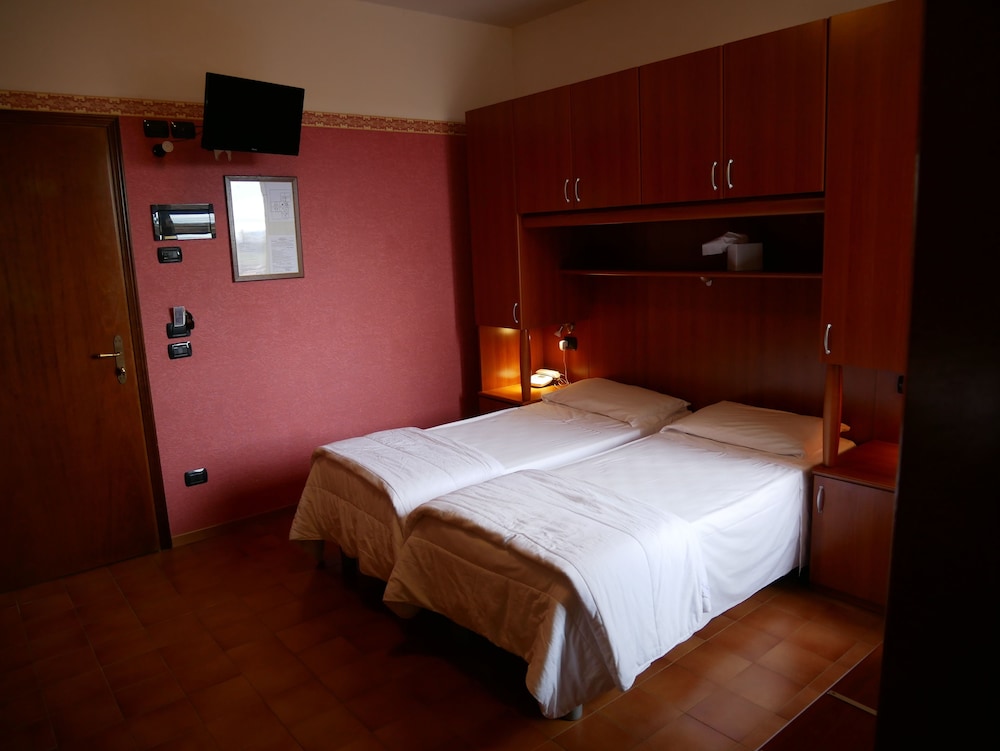 Basic Double Room Single Use photo 2