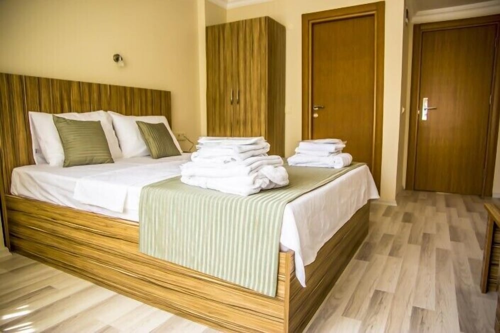 Deluxe Room, 1 Queen Bed, Non Smoking photo 2
