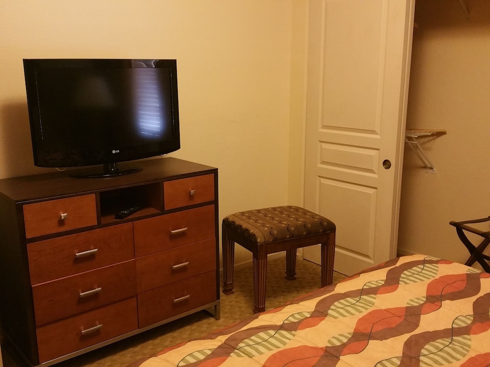 Deluxe Condo, 1 Bedroom - Photo 4