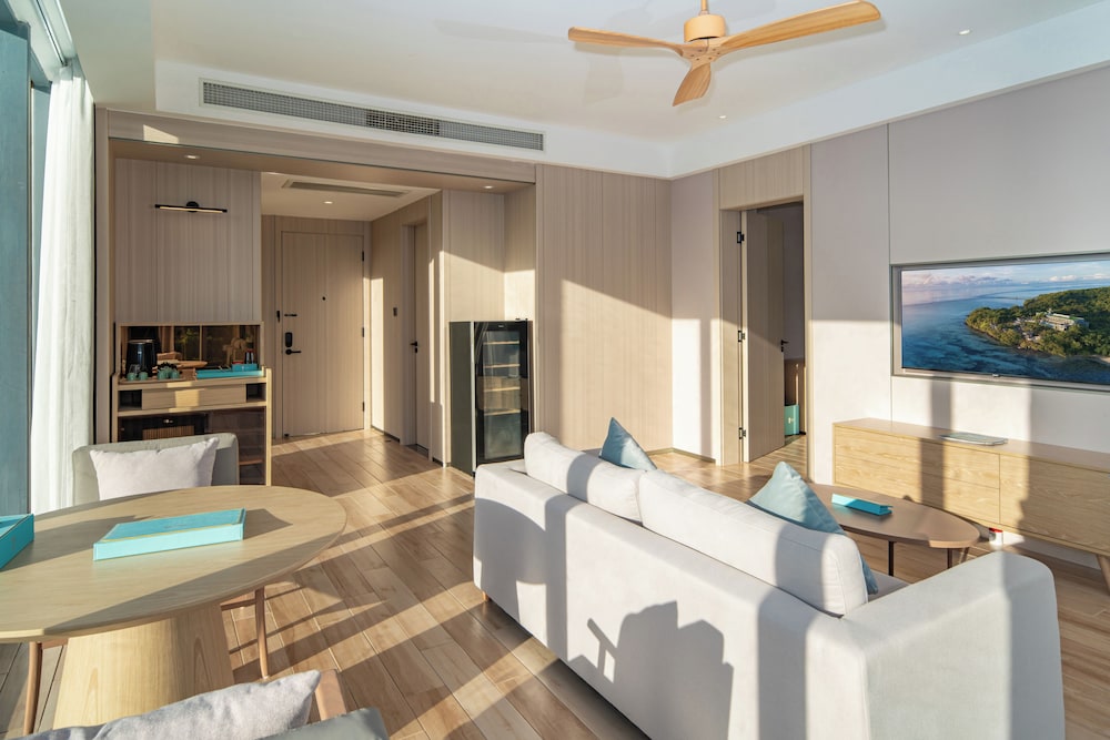 Signature Sunrise Suite - Photo 3