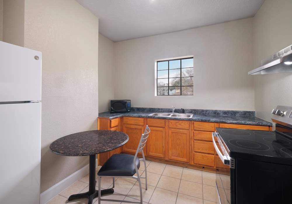 Standard Studio, 1 King Bed, Non Smoking, Kitchen (with Sofabed, Full Kitchen) photo 3