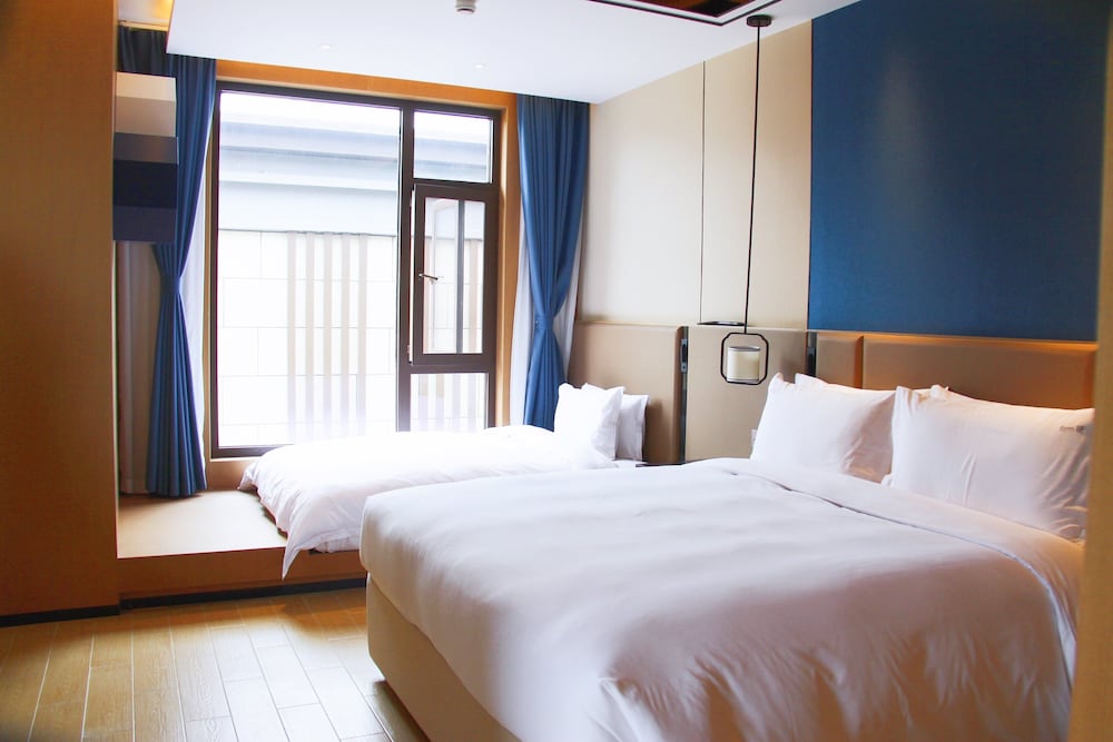 Room, 1 King Bed (with Living Area)