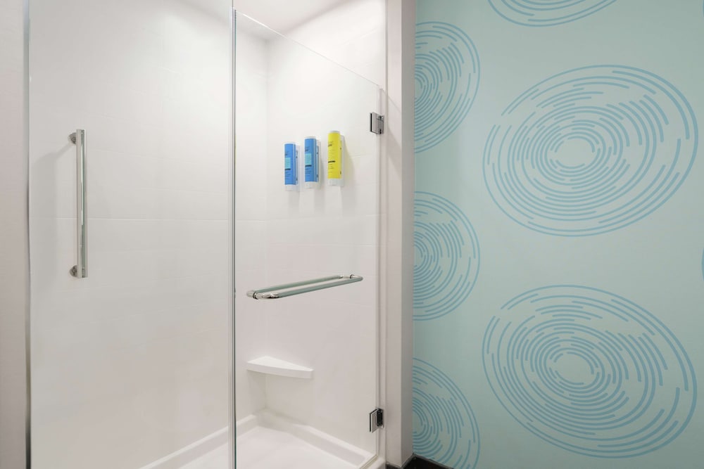 Room, 1 King Bed, Accessible (Mobility & Hearing, Roll-In Shower) - Photo 5