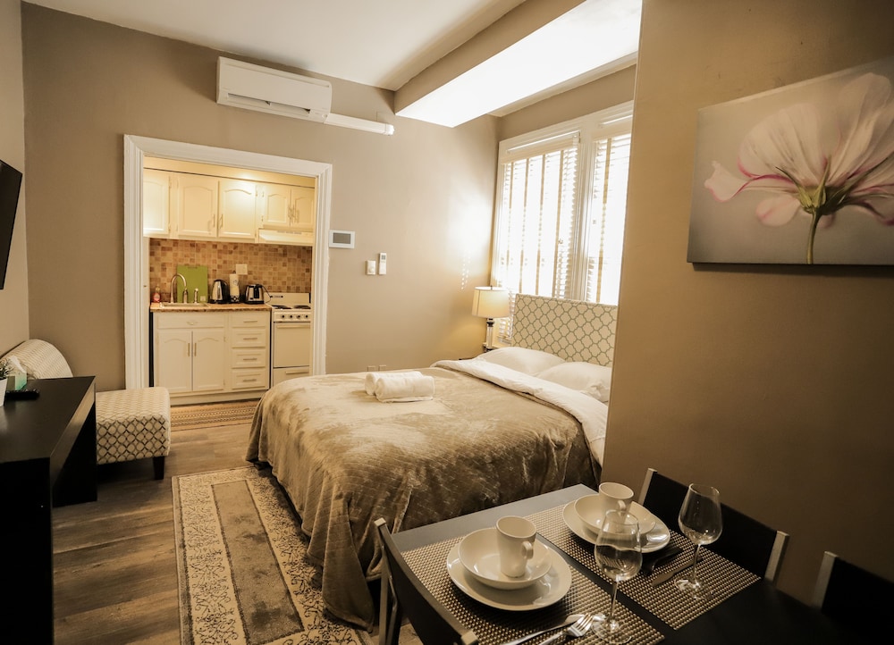 Luxury Suite (402)