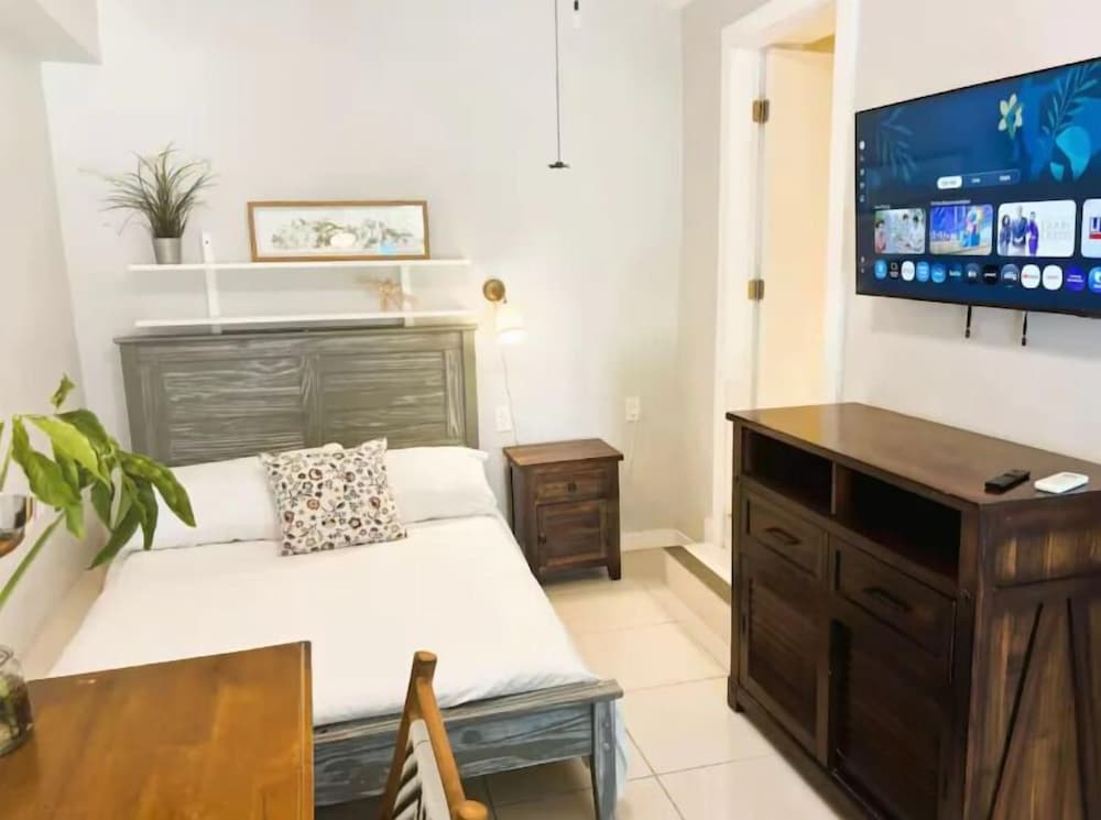 Urban Retreat, Studio 1 Queen Bed, non smoking (no  pool access) photo 2
