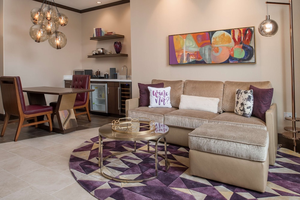 Penthouse, 1 King Bed (Skyline) thumbnail 5