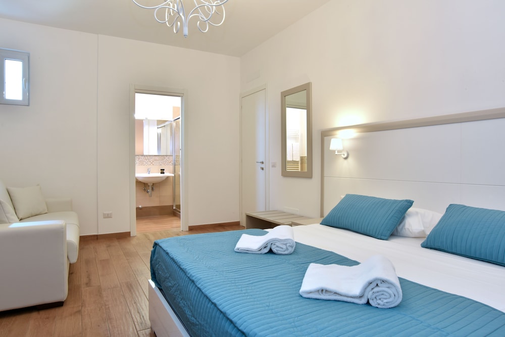Quadruple Room, 1 Queen Bed with Sofa bed, Partial Sea View photo 2