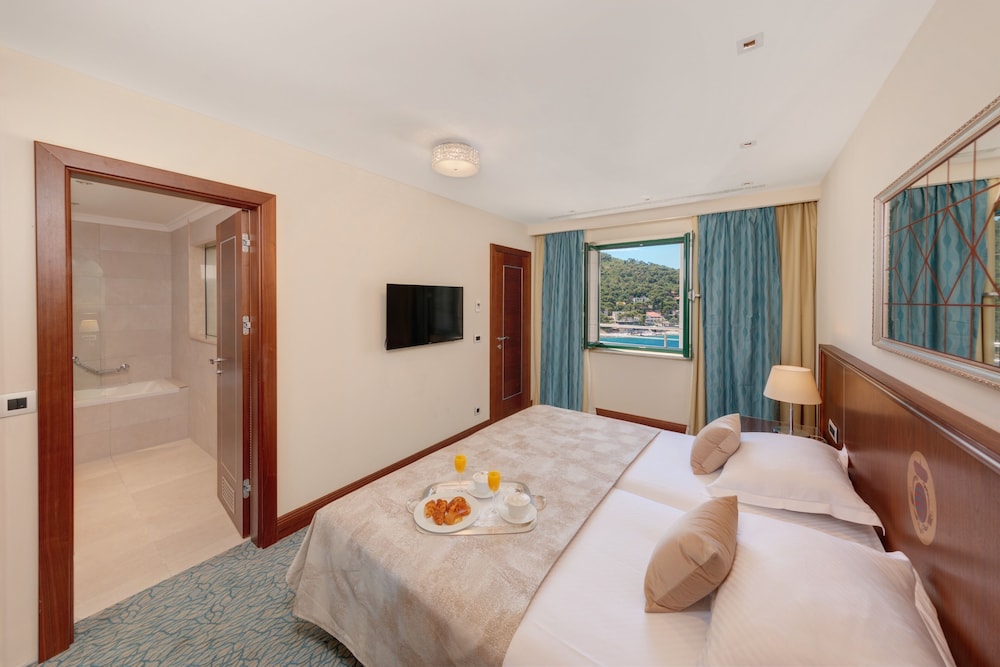 Junior Suite, 1 Bedroom, Balcony, Partial Sea View