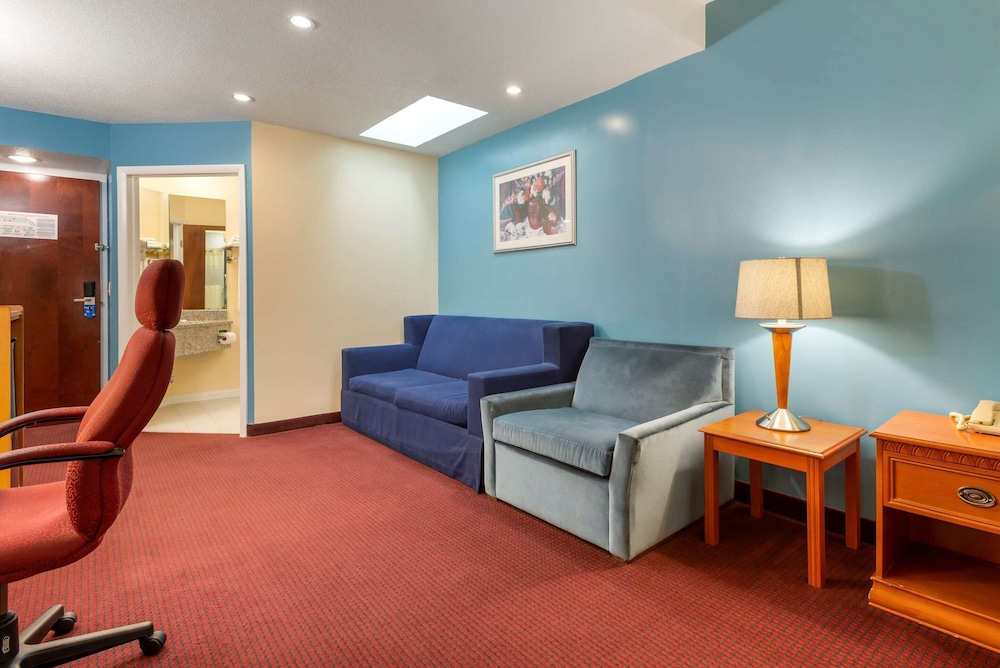 Suite, 1 King Bed with Sofa bed, Accessible, Non Smoking photo 3