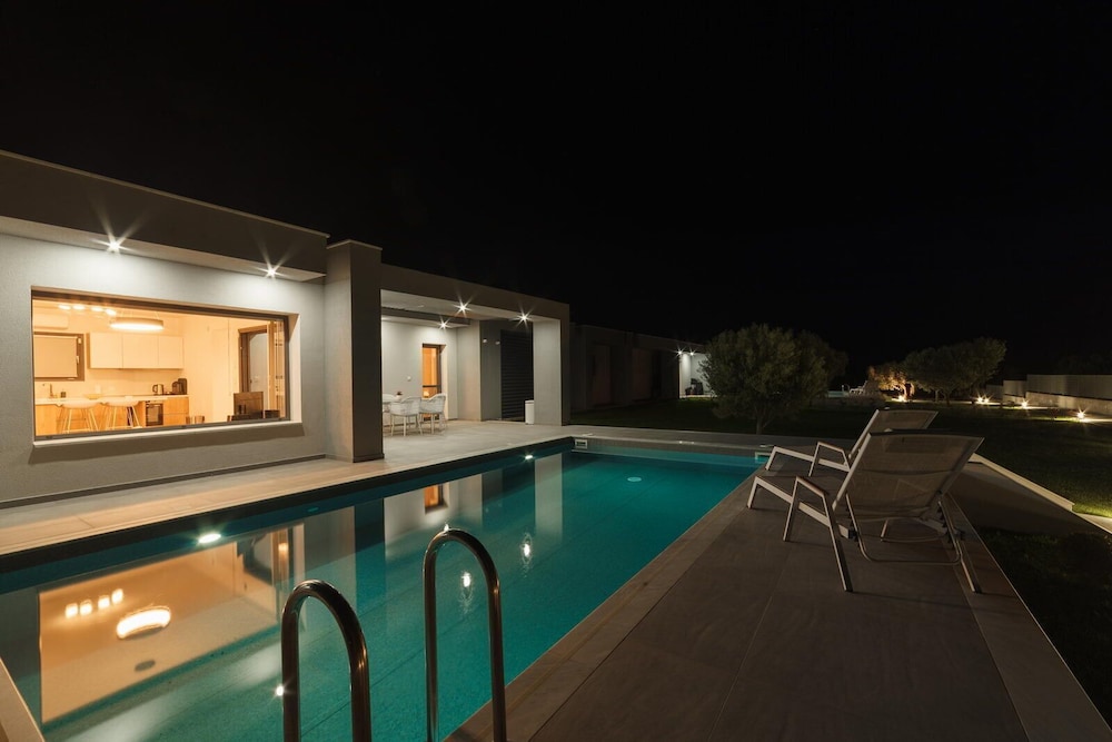 Villa Sunset with Heated Pool photo 2