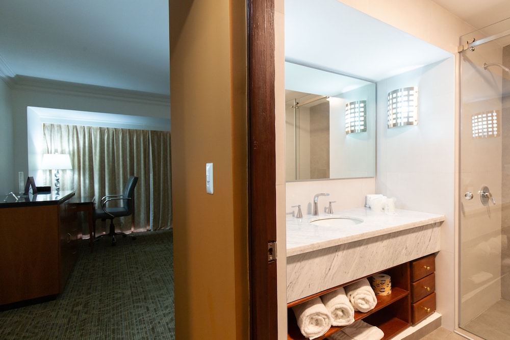 Standard Room, 1 King Bed - Photo 2