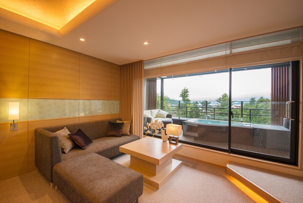 Junior Suite Western&Japanese Style Room with an Open Air Bath, Ocean view [74m2] Non Smoking photo 3