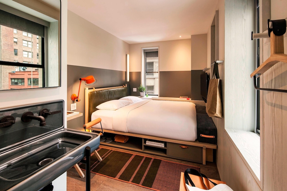 Room, 1 Queen Bed (Mobility/Hearing Access, Roll-in Shwr) - Photo 4