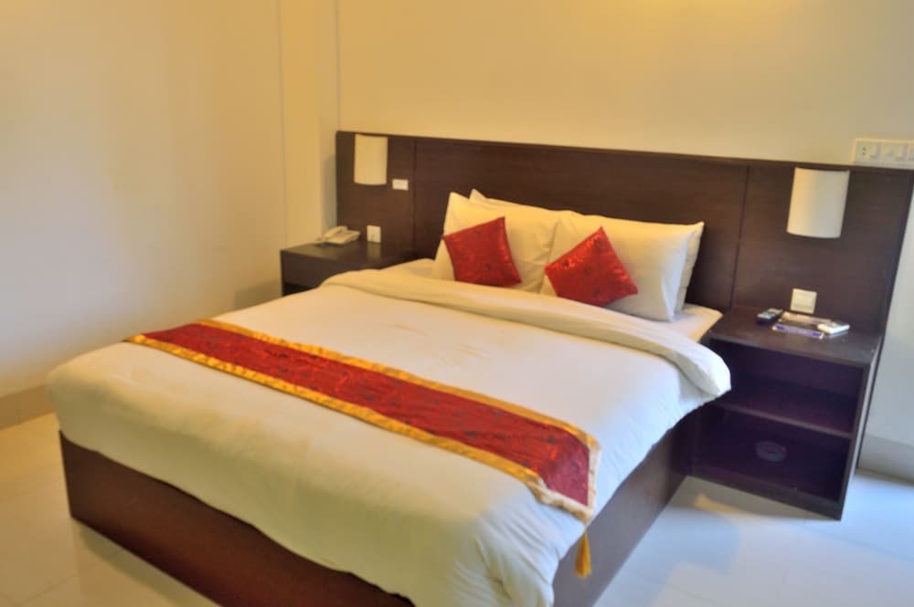 Deluxe Double Room, 1 King Bed, Balcony, Partial Sea View