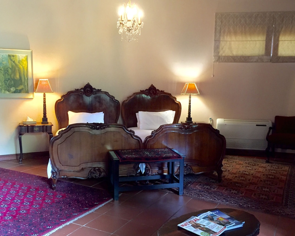 Suite (Mary Oates')