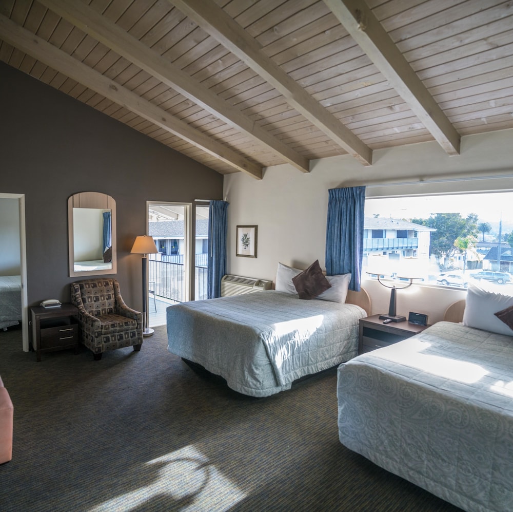 Room, Multiple Beds (3 Queen Beds) photo 2