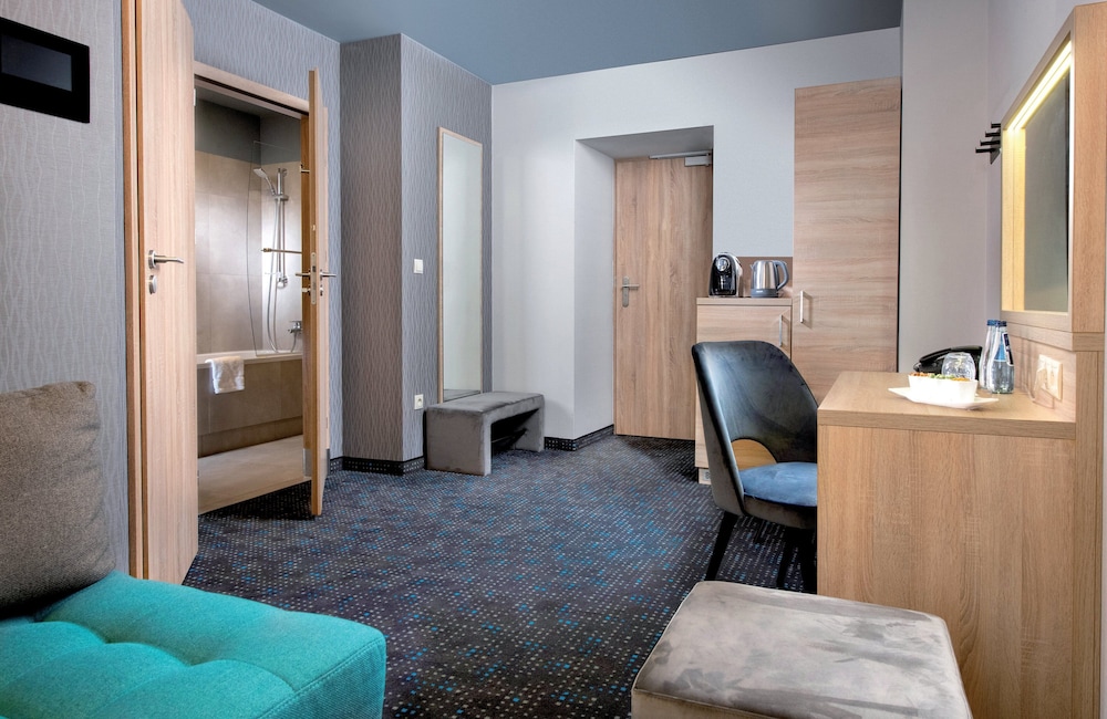 Deluxe Room thumbnail 5