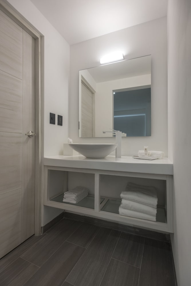 Standard Room, 1 Queen Bed, Non Smoking (M) photo 3