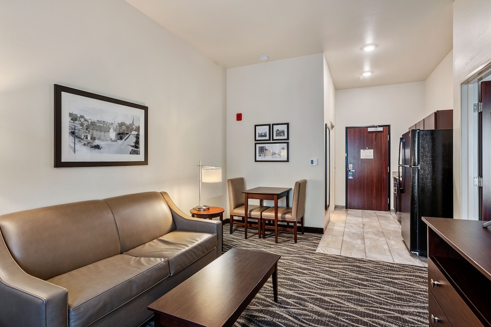 Suite, 1 King Bed with Sofa Sleeper, Kitchenette, Non Smoking