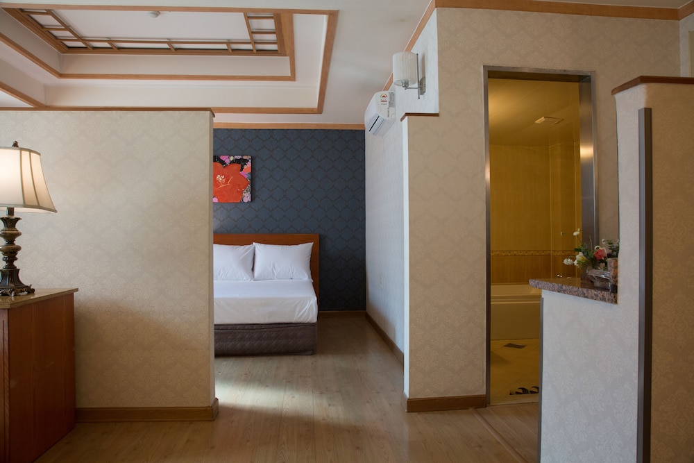 Premier Twin Room - Photo 5