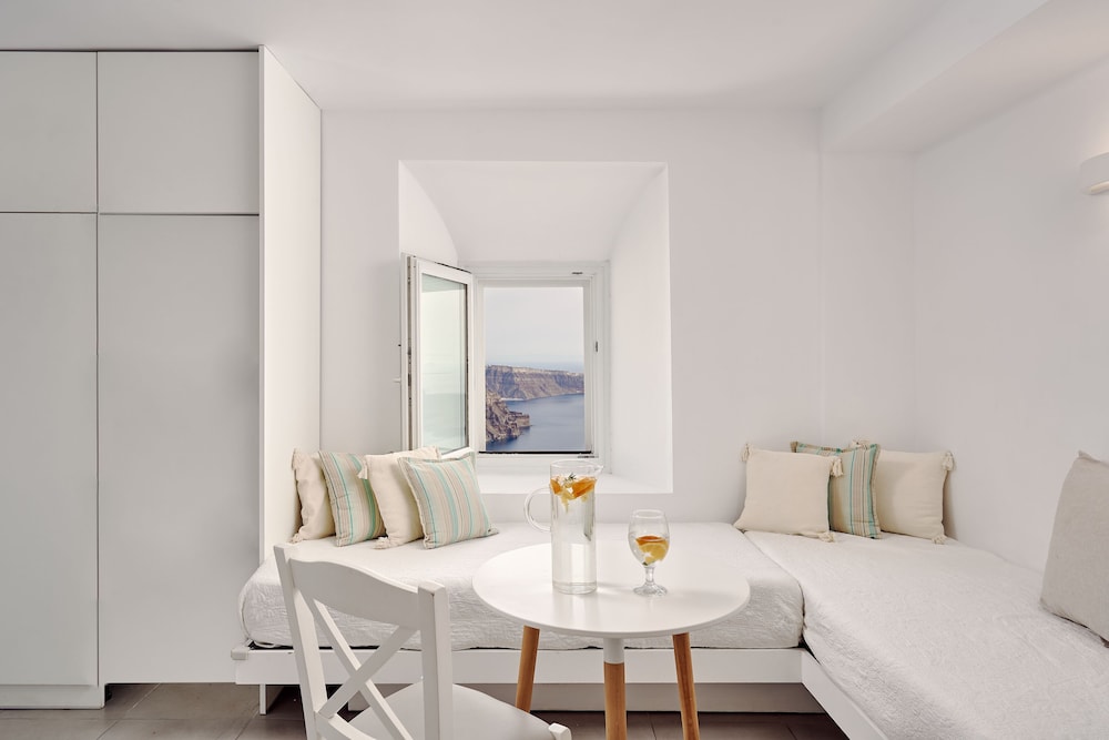 Superior Apartment | Split Level with Indoor & Outdoor Hot Tub and Caldera View