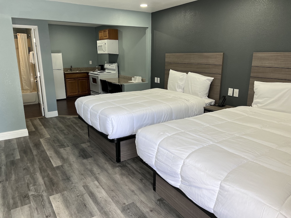 Premium Studio, 2 Queen Beds, Kitchen photo 1
