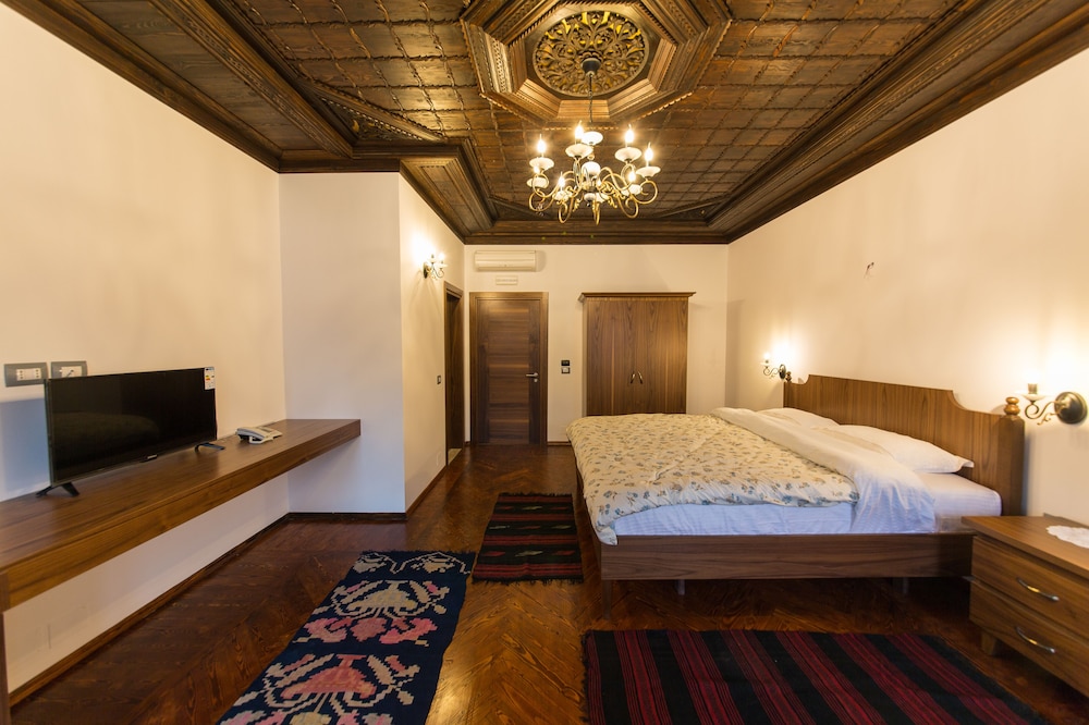 Deluxe Triple Room, City View photo 2