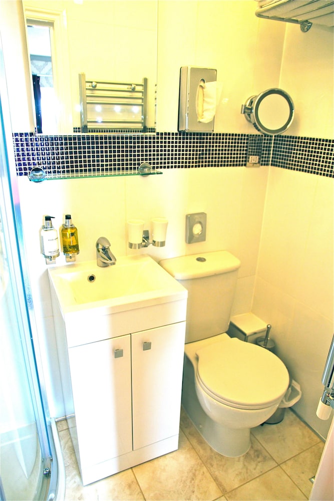 Suite, Ensuite photo 2