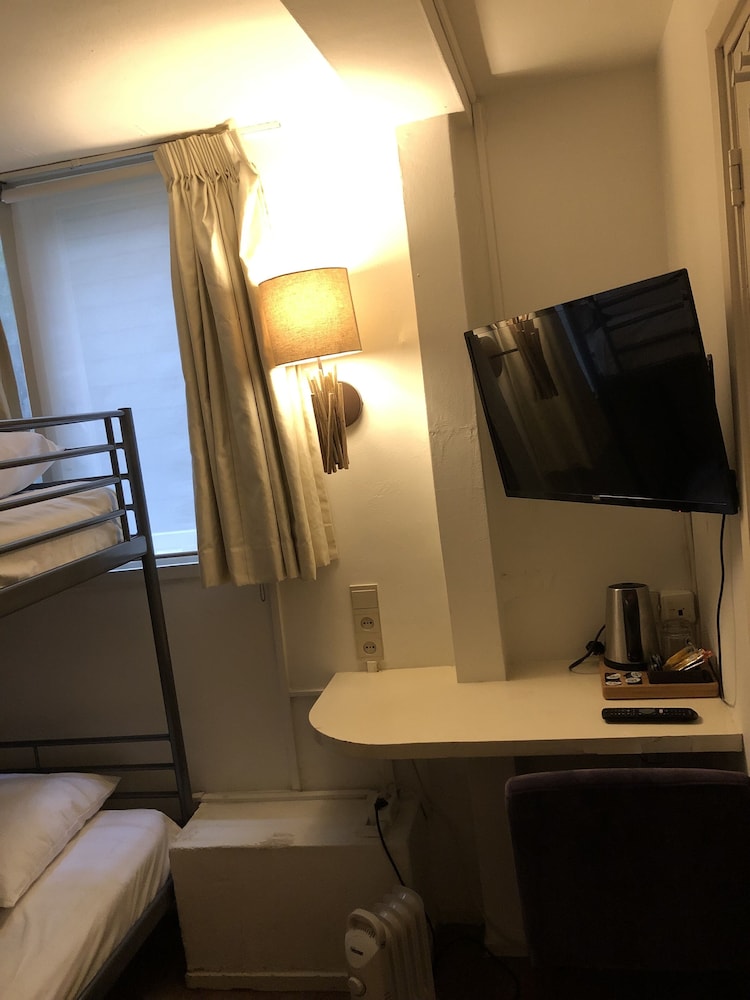 Economy Twin Room photo 1