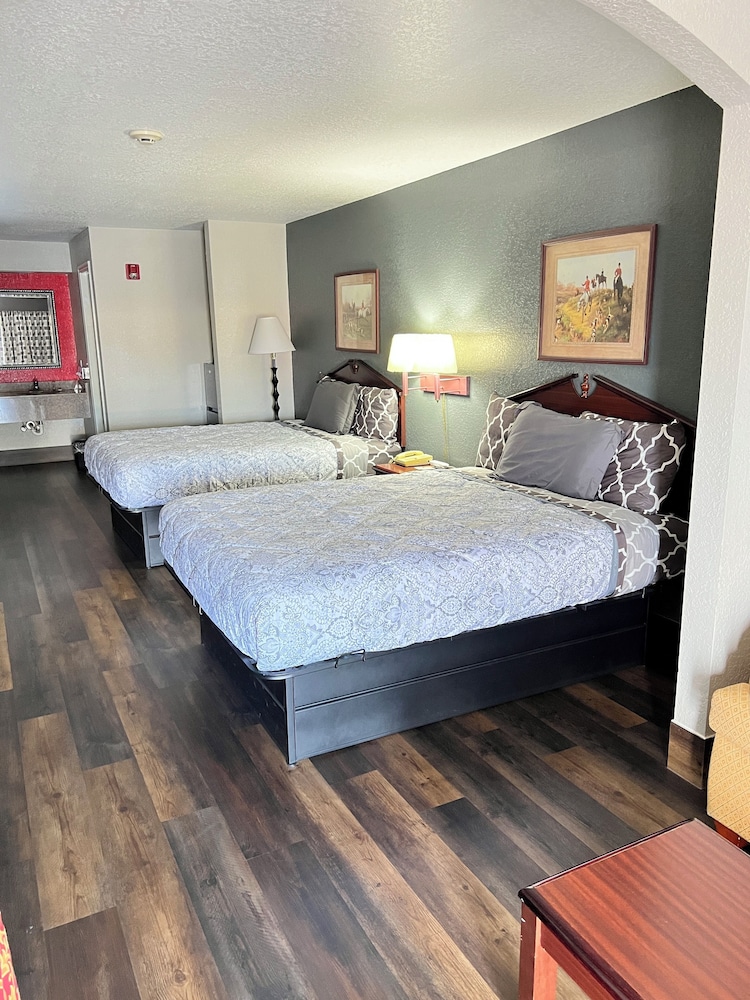 Suite, 2 Queen Beds and 1 Queen Sleeper Sofa, Non Smoking