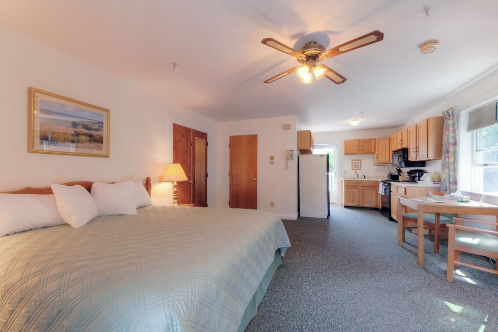 Second Floor, 1 King Bed Full Kitchen (Children Not Permitted) * NO ELEVATOR ACCESS* photo 1