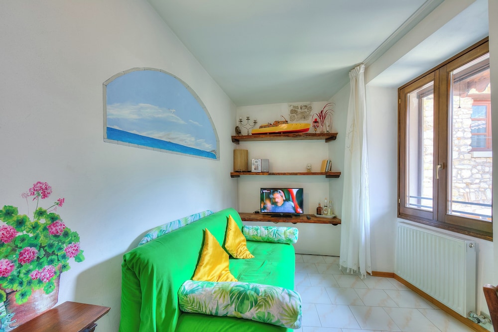 Family Apartment, Multiple Bedrooms, Mountainside (Il Nido dell'Artista) photo 2