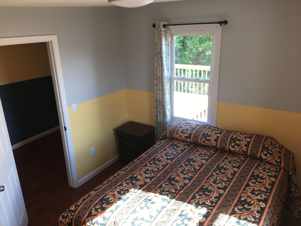 Newly Renovated 4 Bedroom Apartment - Photo 5