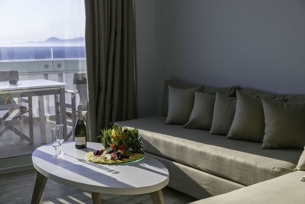 Suite, 1 Bedroom, Partial Sea View