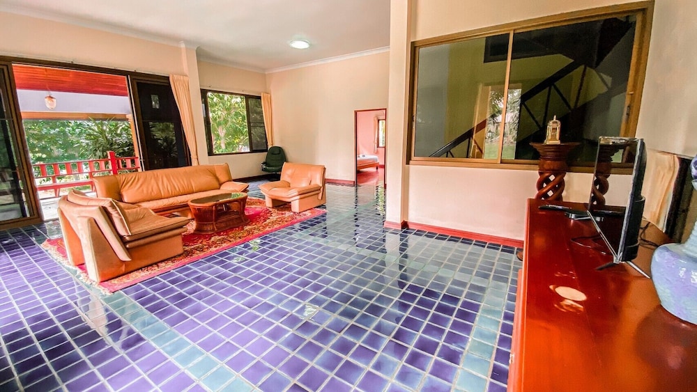 5 Bedroom Villa photo 3