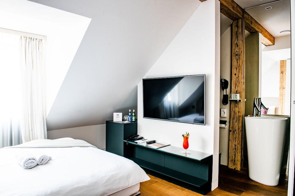 Single Room, 1 Queen Bed thumbnail 5