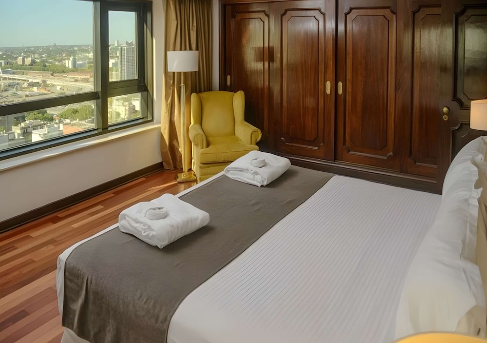 Suite, 1 Queen Bed, Non Smoking (Ambassador) - Photo 1