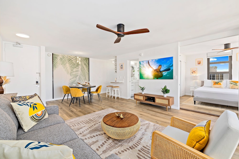 Premium Remodeled Condo with Ocean View and Parking: Premium Suite, 1 King Bed with Sofa bed, Air conditioning, Ocean View (0132) photo