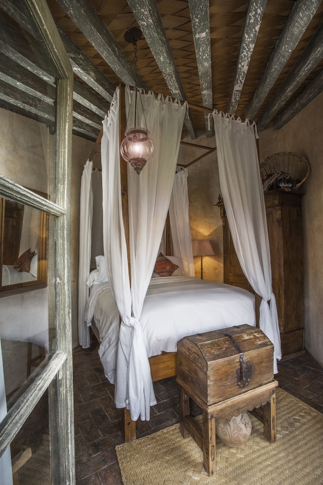 Comfort Room, 1 Queen Bed, Bathtub