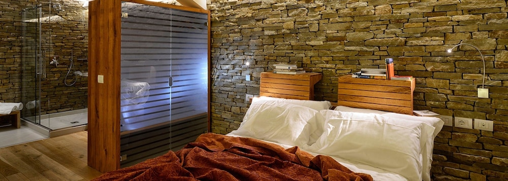 Deluxe Suite (Private Garden & Private Sauna )