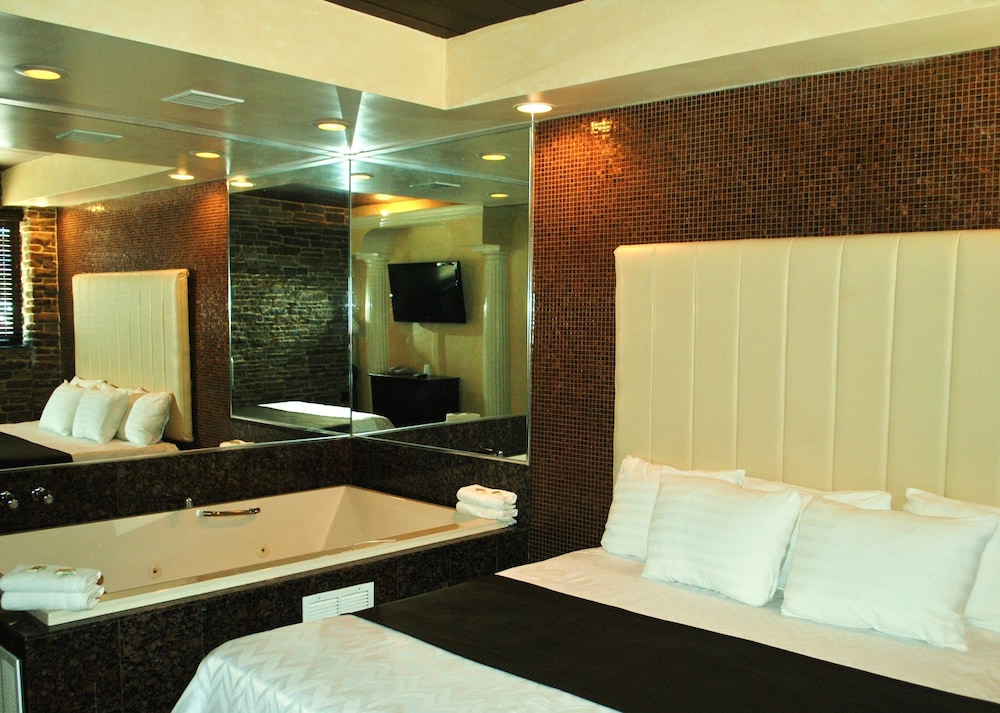 Deluxe Room, 1 King Bed, Jetted Tub photo 3