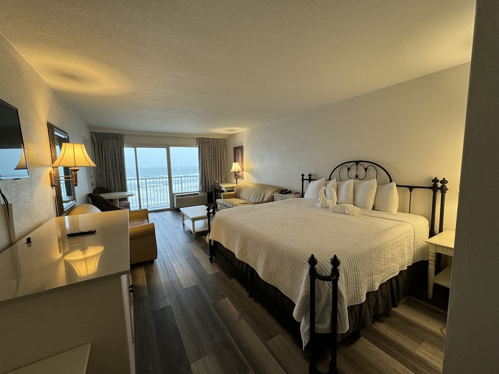 Room, 1 King Bed, Refrigerator & Microwave, Oceanfront - Photo 1