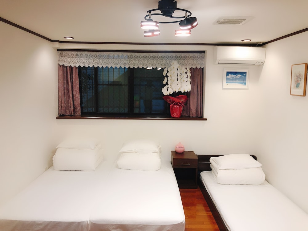 Japanese Western Style Room with Shared Bathroom photo 1