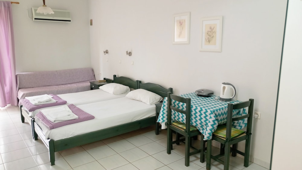 Economy Studio, 3 Twin Beds, Balcony photo 3